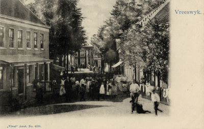 15036 Gezicht in de Lekstraat met bebouwing te Vreeswijk uit het oosten; met links de voorgevel van het ...